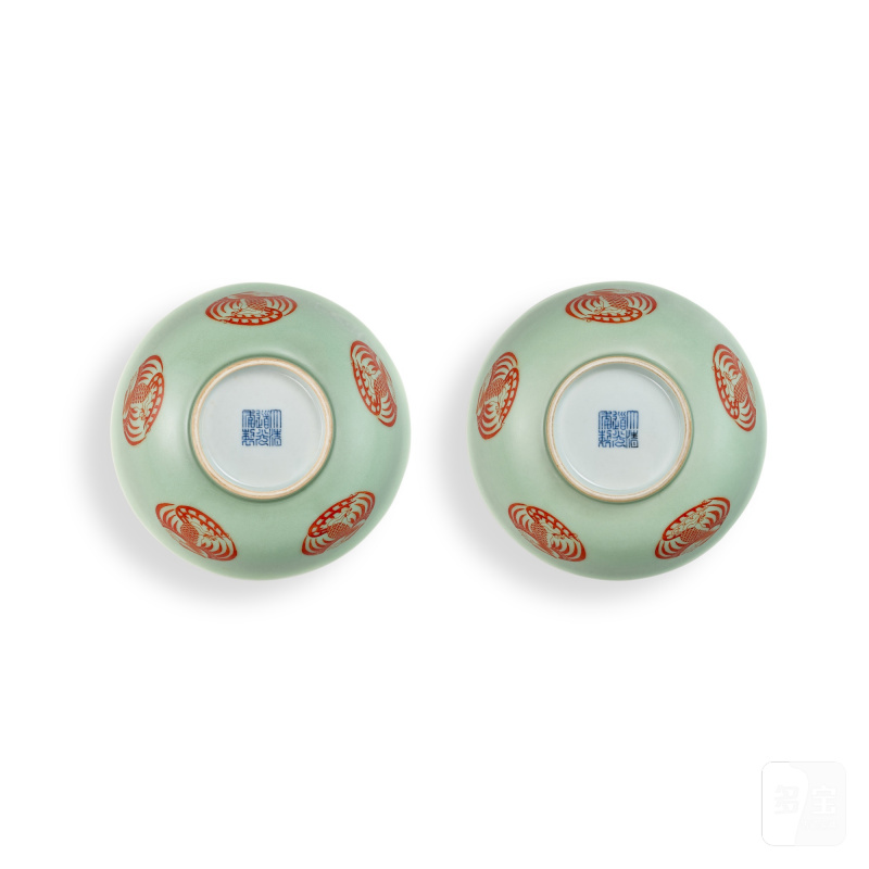 A pair of celadon-ground iron-red 'phoenix' bowls, Seal marks and period of Daoguang | 清道光 豆青地礬紅團鳳紋盌 《大清道光年製》款 - 图4